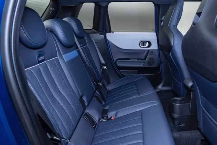 Cung cấp sức mạnh cho mẫu Mini Cooper 5 cửa vẫn là hai tùy chọn động cơ như bản 3 cửa. Bản tiêu chuẩn Cooper C được trang bị động cơ ba xi-lanh tăng áp 1.5 lít với công suất 154 mã lực và mô-men xoắn 230 Nm.