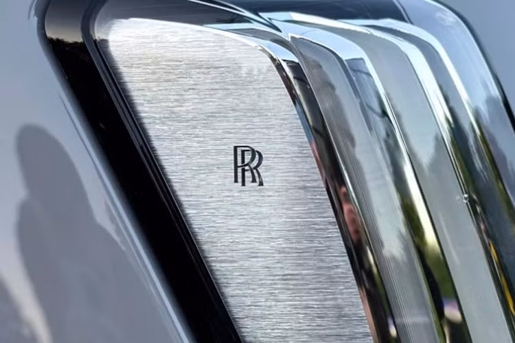 Ở Spectre, “biểu tượng” Spirit of Ecstasy huyền thoại cũng được điều chỉnh để tạo ra một kiểu dáng thể thao hơn cho chiếc Rolls-Royce. Xe có hệ thống đèn 2 tầng. Phía trên là dải đèn LED định vị ban ngày cực mỏng trong khi đèn pha được đặt sâu trong hốc bên dưới.