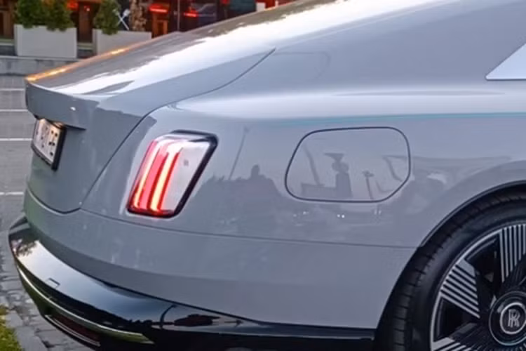 Trong khi đó, theo chu trình thử nghiệm của EPA tại Mỹ, Spectre có phạm vi hoạt động là 515 km. Xe còn được hỗ trợ công nghệ sạc nhanh hồi pin từ 10-80% trong 34 phút khi sử dụng bộ sạc DC 195 kW.