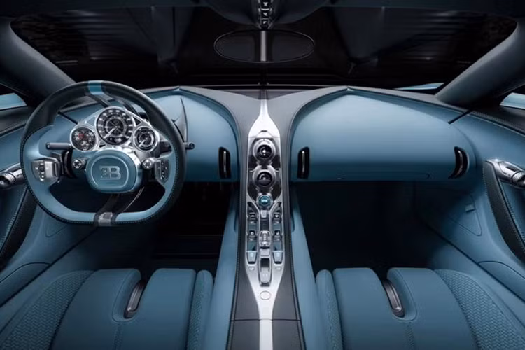 Tốc độ tối đa của xe được giới hạn ở mức 380 km/h ở chế độ thông thường và 444 km/h khi kích hoạt nút Speed Key ở trong khoang cabin. Ở chế độ thuần điện, Tourbillon có thể di chuyển được quãng đường khoảng 60 km.