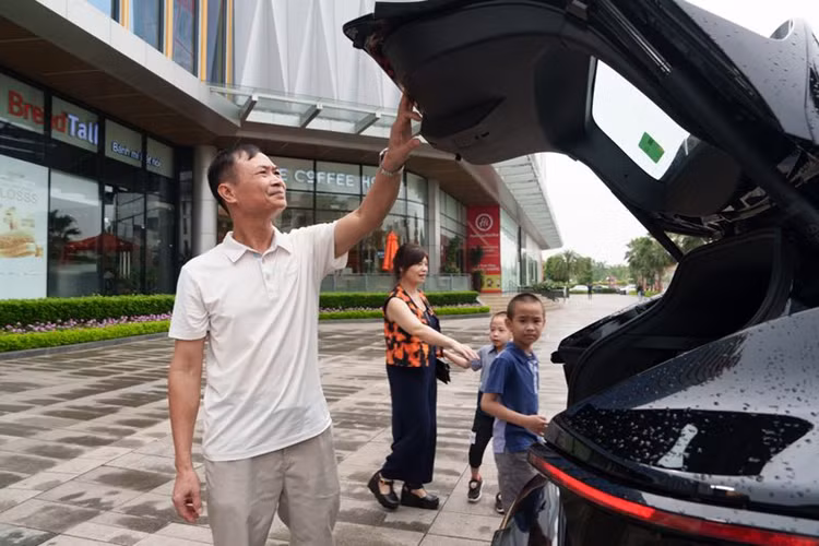 VF7 Hỏa Long Độc Bản được trang bị hệ thống hỗ trợ lái xe nâng cao ADAS với 11 tính năng cơ bản và 15 tính năng nâng cao, bao gồm giám sát hành trình thích ứng