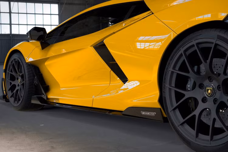 Tất cả các chi tiết của bộ body kit đều được làm bằng sợi carbon với lớp sơn bóng hoặc mờ. Theo hãng độ, mỗi chiếc trong số 10 chiếc Edizione GT sẽ được hoàn thiện với một màu sắc khác nhau.