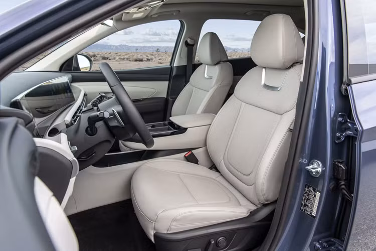 Hyundai Tucson 2025 được trang bị trở lại các nút bấm vật lý để điều khiển hệ thống điều hòa và âm thanh, thay vì sử dụng các nút cảm ứng như trước đây. Thêm vào đó, xe cũng có một số điểm mới như vô-lăng được thiết kế lại, đế sạc không dây được di chuyển sang vị trí khác hợp lý hơn và số lượng ổ cắm USB-C được cải thiện.