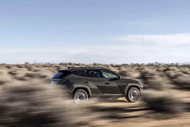 Phiên bản động cơ đốt trong của Tucson 2025 sẽ bắt đầu được mở bán tại các đại lý ở Mỹ vào tháng 6 này, còn phiên bản hybrid và plug-in hybrid dự kiến được ra mắt vào cuối mùa hè. Giá xe Hyundai Tucson 2025 tại thị trường Mỹ vẫn chưa được công bố.