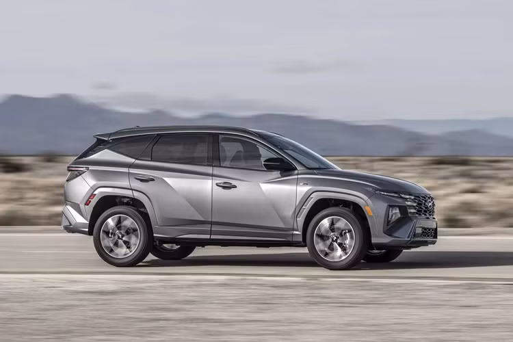 Phiên bản Plug-in Hybrid 2025 cũng sử dụng động cơ tăng áp 1.6L, nhưng được ghép nối với một mô-tơ điện khác cho công suất 97 mã lực, tăng từ 90 mã lực so với bản trước, cùng bộ pin 13.8 kWh và hộp số tự động sáu cấp. Hệ truyền động Plug-in Hybrid này cung cấp tổng công suất cao hơn là 268 mã lực.