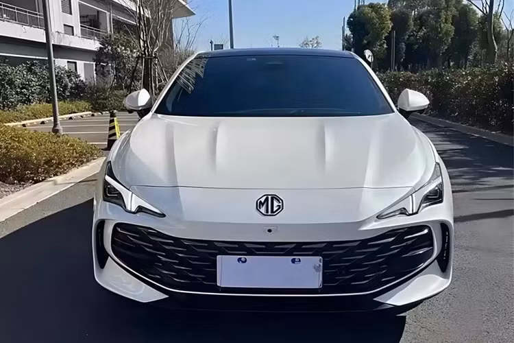 Chiếc sedan cỡ D này còn được trang bị vòm kính đóng mở Topload, hệ thống buồng lái thông minh Zebra Luoshen 8155, hỗ trợ lái thông minh cao cấp MG PILOT 2.0 và hệ thống âm thanh BOSE Premium 9 loa...
