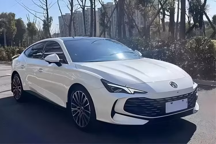 Phía đuôi xe gây ấn tượng với cụm đèn hậu LED nối liền, cánh gió đuôi nhỏ tích hợp vào nắp cốp sau và 4 ống xả hình bầu dục chia đều sang 2 bên. Phiên bản cao cấp nhất sẽ có thêm logo màu đen trên sườn xe, cánh gió đuôi chủ động và màu sơn ngoại thất xanh lá British Green độc quyền.