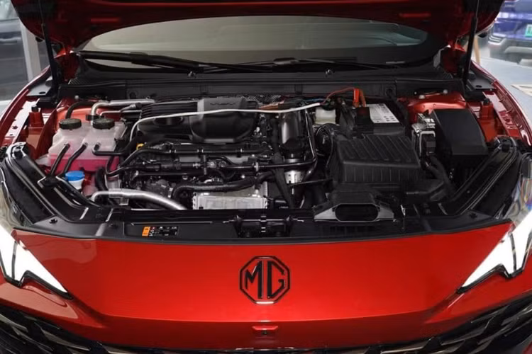 Về nội thất, MG7 sở hữu cấu hình 5 chỗ ngồi. Không gian khoang cabin của xe trông rất hiện đại, sang trọng không thua gì những mẫu xe sang Đức với bảng đồng hồ LCD toàn phần 10,25 inch và màn hình điều khiển trung tâm 12,3 inch nổi bật trên taplo.