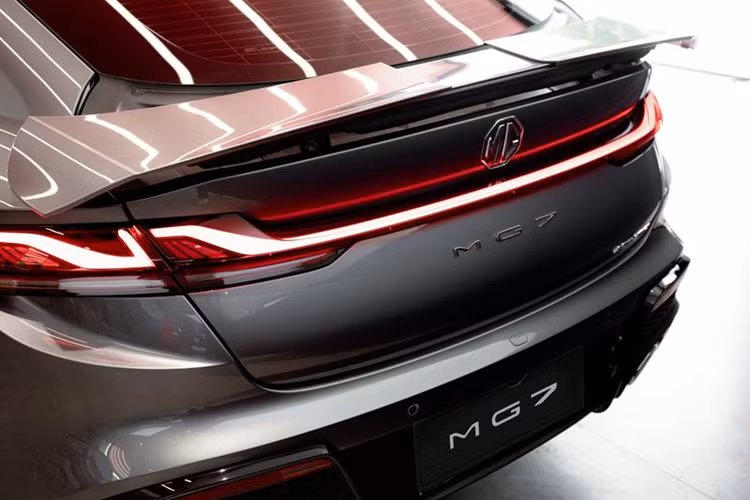 MG7 Trophy được trang bị động cơ 2.0L cho công suất 254 mã lực và mô-men xoắn 405 Nm đi kèm hộp số AT 9 cấp. So với các đối thủ trong phân khúc như Camry, Mazda6 hay K5, động cơ của phiên bản này vượt trội hơn hẳn.