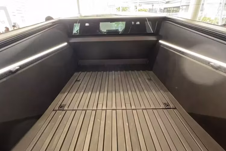 Chưa hết, Tesla Cybertruck 2024 còn được trang bị kính cường lực có khả năng ngăn vỡ tốt hơn. Hãng Tesla khẳng định kính sẽ không vỡ ngay cả khi va chạm với một quả bóng chày ở vận tốc 112 km/h.