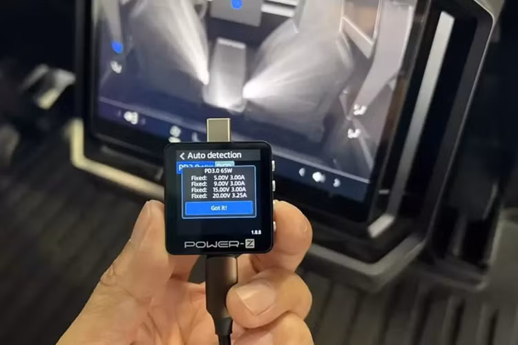 Thùng xe còn được tích hợp ngăn chứa đồ có khóa với có thể tích 1.897 lít. Tân binh nhà Tesla được trang bị lốp chạy mọi địa hình với kích thước 35 inch (khoảng 890 mm). Bên cạnh đó là hệ thống treo khí nén thích ứng, có thể mang đến khoảng sáng gầm tối đa 442 mm cho mẫu xe bán tải này.
