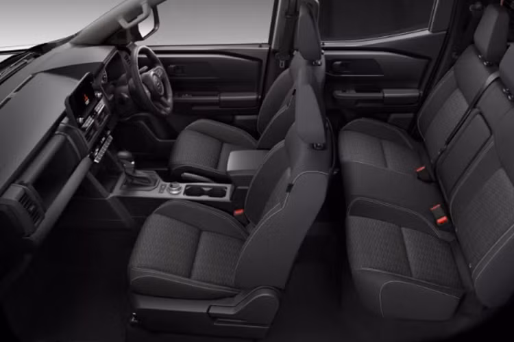 Cung cấp sức mạnh cho Mitsubishi Triton GLX-R là động cơ 2.4L diesel tăng áp cho công suất 201 mã lực, 470 Nm mô-men xoắn. Động cơ đi cùng hộp số tự động 6 cấp và hệ dẫn động 2 cầu Super Select II mang đến khả năng off-road ấn tượng hơn.