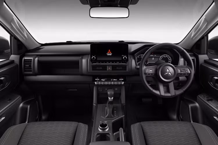 Về nội thất, bên trong khoang cabin của Mitsubishi Triton GLX-R cũng được thiết kế tối giản với các trang bị như: màn hình giải trí kích cỡ 9 inch, vô lăng bọc da, ghế ngồi bọc nỉ đơn giản.