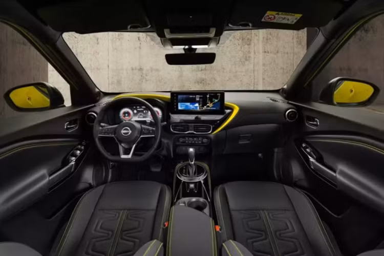 Ở bản N-Sport cao cấp nhất, xe được bổ sung những chi tiết màu đen cho phù hợp với hình ảnh thể thao như nóc, các cột bên sườn, vành la-zăng, ốp cua lốp, ốp gương chiếu hậu và lưới tản nhiệt.