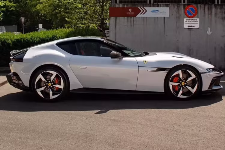 Nhưng tạm bỏ qua các đánh giá, những chiếc siêu xe Ferrari 12Cilindri đã bắt đầu được bàn giao đến các đại lý trên thế giới, qua đó cho ta cảm nhất được thiết kế chân thật của xe