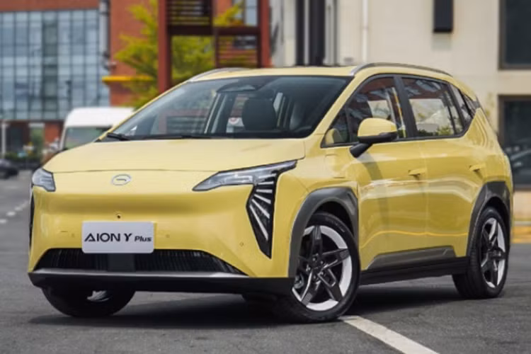 Dù chỉ mới ra mắt vào năm 2023 nhưng mẫu Aion Y Plus 2024 mới hiện tại là mẫu xe điện bán chạy nhất của hãng với doanh số đạt hơn 1,300 xe, xếp thứ 7 trong số 20 mẫu xe điện bán chạy nhất tại Thái Lan. Aion Y Plus sở hữu ngoại hình khá giống Hyundai Stargazer tại Việt Nam.
