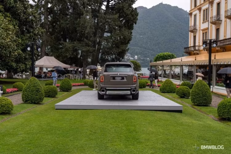 Tại Việt Nam, mức giá xe Rolls-Royce Cullinan Series II và Cullinan Series II Black Badge chính hãng bán ra khởi điểm lần lượt là 36,69 tỷ đồng và 41,99 tỷ đồng.