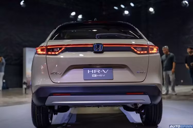 Tương tự phiên bản cũ, xe cũng có gói công nghệ an toàn chủ động Honda Sensing, bao gồm 6 tính năng chính là phanh giảm thiểu va chạm, hỗ trợ giữ làn đường, cảnh báo/giảm thiểu lệch làn đường, đèn pha tự động, kiểm soát hành trình thích ứng và cảnh báo phương tiện phía trước khởi hành.