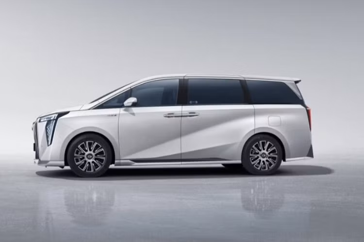 Mẫu xe MPV điện GAC Trumpchi E9 có khả năng tăng tốc từ 0-100 km/h trong khoảng 8,8 giây. Trumpchi E9 có phạm vi hoạt động thuần điện lên đến 136 km theo chuẩn CLTC. Xe được trang bị bộ pin lithium ternary có dung lượng 25,5 kWh mới giúp tăng thời gian sạc từ 30 - 80% pin chỉ trong khoảng 8 phút.