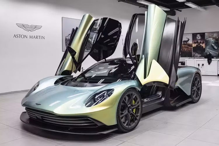 Việc ông Đặng Lê Nguyên Vũ đặt mua Aston Martin Valhalla đã nhận được sự quan tâm rất lớn của giới mê xe, cũng như các tay chơi khác, câu chuyện này được "vua cà phê" tiết lộ với nguồn tin riêng của chúng tôi vào tháng 8/2022, trong 1 lần trò chuyện khá ngẫu hứng.