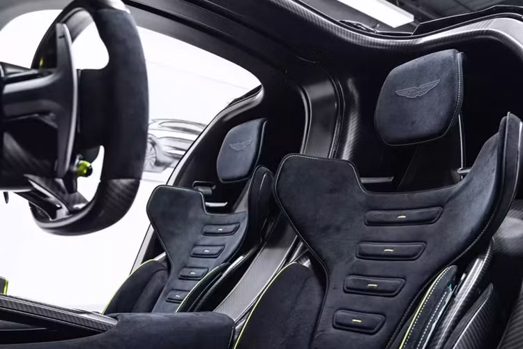 Đến đây thì chắc có lẽ nhiều người mê xe sẽ có phần tiếc nuối vì Aston Martin Valhalla của "Qua" Vũ sẽ chưa thể cập bến Việt Nam trong năm nay, nếu có, thì nhiều khả năng sẽ là xe trưng bày của hãng mang về để ra mắt truyền thông, nhưng cơ hội này khó mà có.