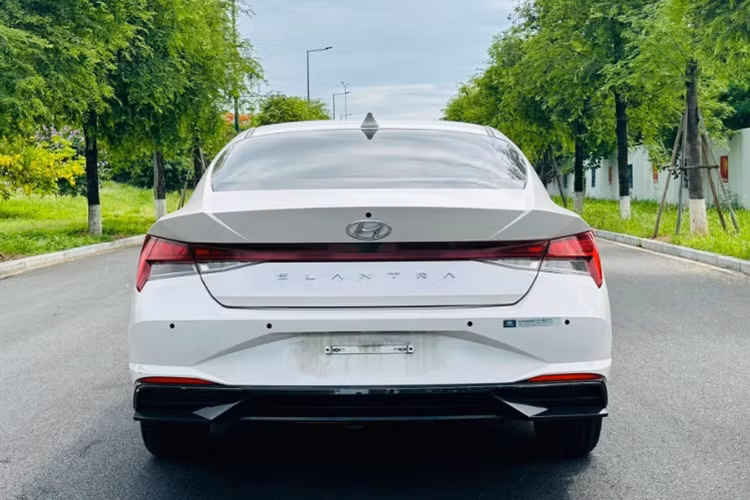 Cung cấp sức mạnh cho Hyundai Elantra là động cơ 1.6L hút khí tự nhiên cho công suất 125 mã lực và mô-men xoắn 155 Nm. Động cơ đi cùng hộp số tự động 6 cấp và hệ dẫn động cầu trước.
