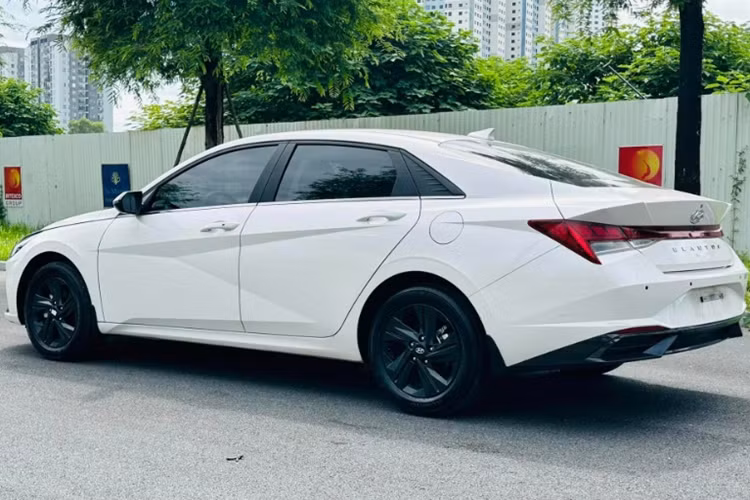 Là bản thấp nhất, nên xe cũng chỉ có một số trang bị an toàn như: 2 túi khí, ABS, EBD, BA, camera lùi, cân bằng điện tử, hỗ trợ khởi hành ngang dốc và cảm biến áp suất lốp…