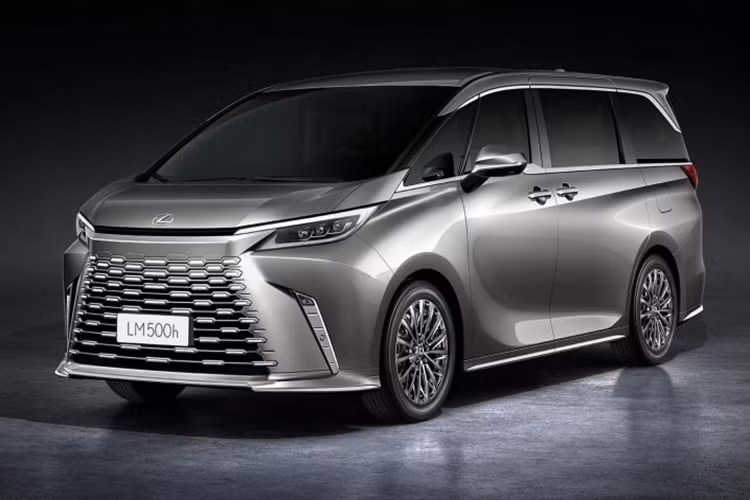Cung cấp sức mạnh cho Lexus LM 500h 2024 là động cơ hybrid kết hợp máy xăng 2.4L tăng áp với 2 mô-tơ điện cho tổng công suất 349 mã lực. Hộp số của xe là loại 8 cấp.