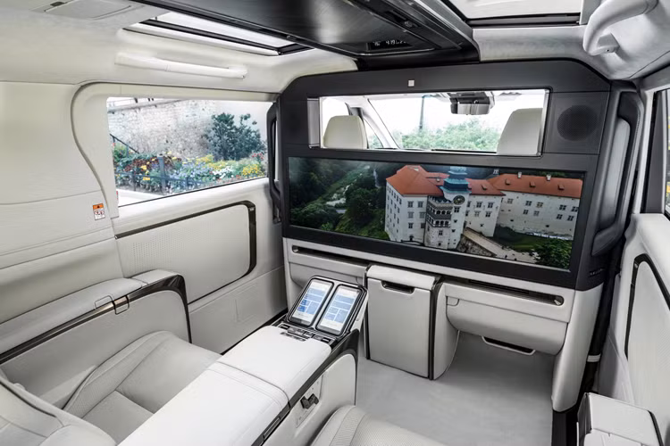 Một số trang bị tiện ích đáng chú ý khác trên Lexus LM 2024 có thể kể đến như: bảng đồng hồ kỹ thuật số nối liền màn hình cảm ứng trung tâm 14 inch, âm thanh Mark Levinson cao cấp, sạc điện thoại không dây, cổng USB Type C, hệ thống đèn viền 64 màu với 14 chủ đề, phanh tay điện tử và tính năng tự động giữ phanh tạm thời.