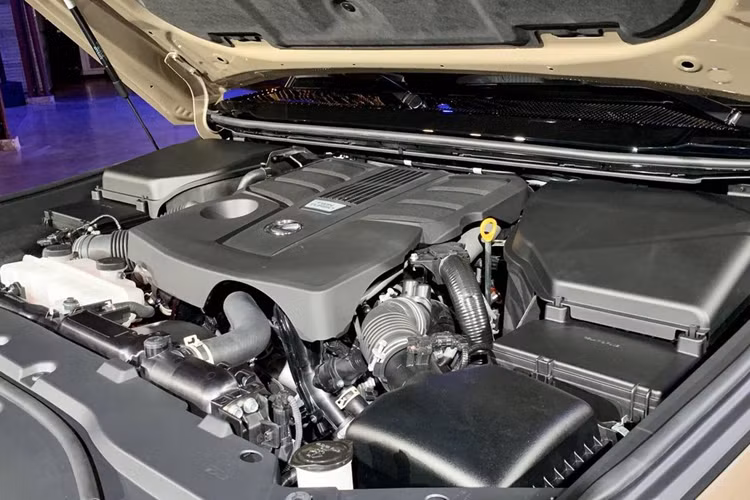 Ở phía sau, Lexus GX 2024 có thiết kế tối giản với điểm nhấn là dải đèn chạy ngang đuôi xe, theo phong cách chung của các mẫu xe Lexus đời mới. Cửa kính sau có thể mở độc lập trong khi cửa cốp đã chuyển sang kết cấu nâng hạ bằng điện thay vì mở sang hai bên như thế hệ cũ.