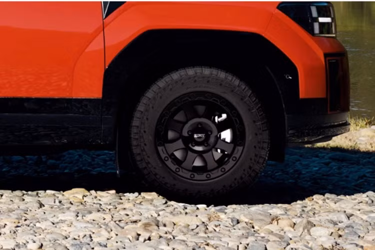 Gói nâng cấp XRT off-road được trang bị bộ mâm hợp kim 17 inch màu đen (thay vì 20 inch tiêu chuẩn), lốp Pirelli Scorpion All-Terrain Plus, bộ treo off-road nâng cao gầm xe thêm 30 mm. Việc nâng cấp này giúp xe vận hành tốt hơn khi đi qua những đoạn đường khó hay địa hình rừng núi.