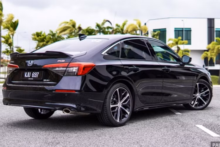 Xe có thể tăng tốc từ 0-100 km/h trong 7,9 giây và có mức tiêu thụ nhiên liệu là 4 lít/100 km, vô cùng tiết kiệm so với RS xăng là 6,3 lít/100 km.