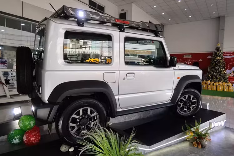 Những chiếc xe Suzuki Jimny tại Việt Nam đều thuộc phiên bản 3 cửa, vì thế, các số đo của xe bao gồm dài x rộng x cao lần lượt sẽ là 3.645 x 1.645 x 1.720 mm và chiều dài cơ sở 2.250 mm.