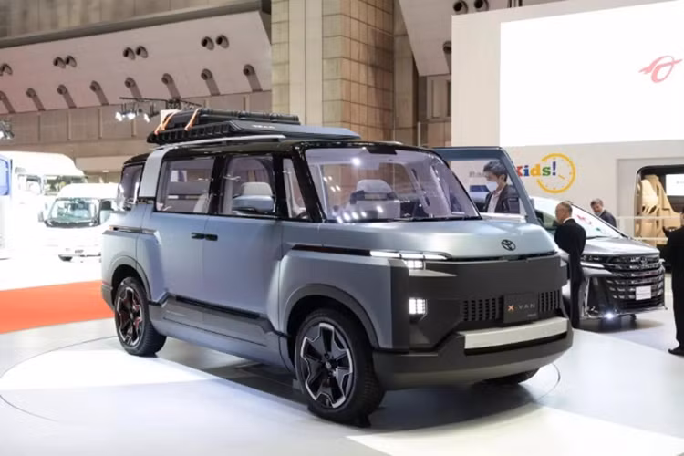  Toyota X-Van Gear concept mới đây đã được cho ra mắt tại triển lãm ở quê nhà Nhật Bản - đây chỉ là một mẫu xe thiết kế vốn mang tính nghiên cứu, nhưng giờ đây thông tin từ bằng sáng chế cho thấy hãng có thể đưa vào sản xuất thương mại.