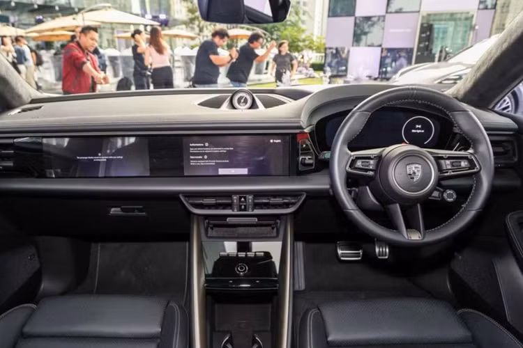 Bốn phiên bản của của Porsche Macan EV chạy điện có sự khác biệt về công suất động cơ và quãng đường di chuyển. Trong đó, đáng chú ý nhất là bản Turbo với công suất lên tới 630 mã lực, mô men xoắn cực đại chạm mốc 1.130 Nm. Đi kèm với đó là gói pin 100 kWh, hỗ trợ sạc nhanh DC 270 kW với thời gian sạc 10-80% pin chỉ trong 21 phút.