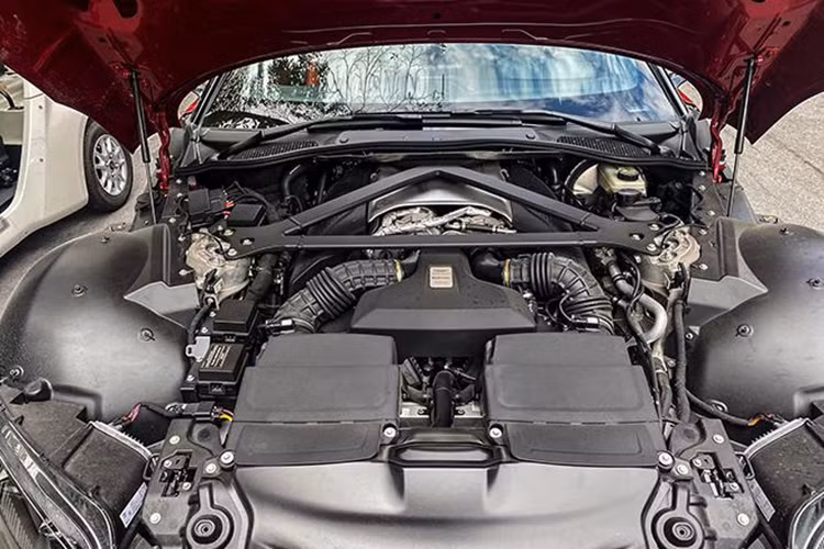 Trong bộ sưu tập xe Aston Martin V8 Vantage đời mới của mình, ông Đặng Lê Nguyên Vũ chỉ còn thiếu 1 xe tiêu chuẩn, khi trước đó, đã mua 1 chiếc Aston Martin V8 Vantage F1 Edition và V8 Vantage 007 Edition bản giới hạn 100 xe trên toàn thế giới, nhưng xe của Chủ tịch Trung Nguyên lại nằm trong số 25 xe bản số sàn.