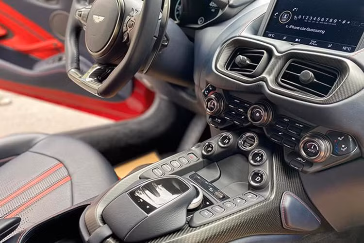 Trải nghiệm chiếc xe thể thao Aston Martin V8 Vantage của Qua Vũ sẽ đến từ việc xe được trang bị động cơ ấn tượng V8, dung tích 4.0 lít, tăng áp kép tạo ra công suất tối đa 510 mã lực tại tua máy 6.000 vòng/phút và mô-men xoắn cực đại 685 Nm tại dải tua máy 2.000 - 5.000 vòng/phút.