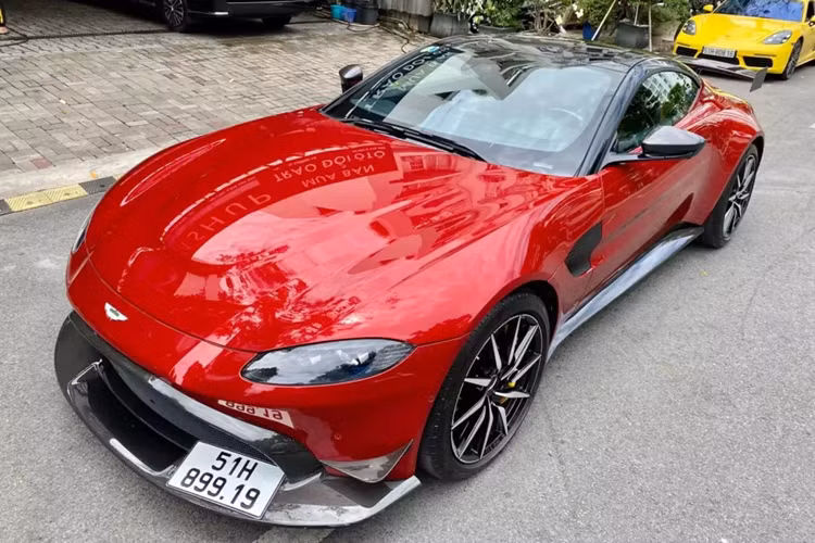 Bộ sưu tập siêu xe, xe thể thao và SUV hạng sang mang thương hiệu Aston Martin của Đặng Lê Nguyên Vũ, đã ước tính có trên 12 chiếc, trong số này, Chủ tịch Trung Nguyên chỉ còn đang chờ bàn giao bom tấn Valhalla, để làm nhạc trưởng cho dàn xe "điệp viên" đến từ Anh quốc này.