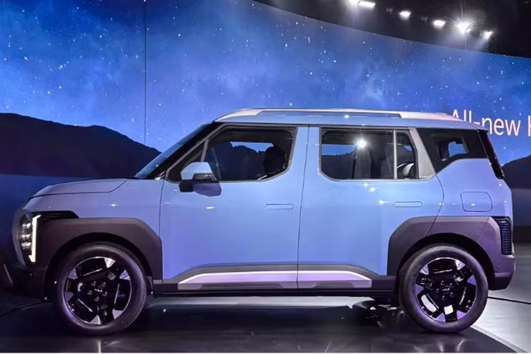 Kia Syros sở hữu ngoại hình nhỏ nhắn, đúng chuẩn một mẫu xe dành cho đô thị. Thiết kế của Syros gợi nhiều liên tưởng đến các mẫu ô tô điện của Kia như EV9 và EV3. Phần đầu xe gây ấn tượng với cụm lưới tản nhiệt hẹp, đi cùng hốc gió trung tâm được thiết kế hình chữ nhật khỏe khoắn.