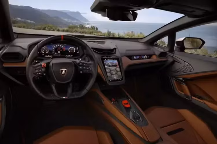 Động cơ V8 của Lamborghini Temerario tăng áp kép 10.000 vòng/phút mới có dung tích 4.0 lít, do đó tạo ra công suất 789 mã lực tính đến thời điểm hiện tại, lớn hơn nhiều so với động cơ V10 hút khí tự nhiên của Huracan cũ có thể mơ ước chỉ 601 mã lực hay ngay cả động cơ STO sẵn sàng cho đường đua cũng chỉ đạt công suất tối đa 631 mã lực.