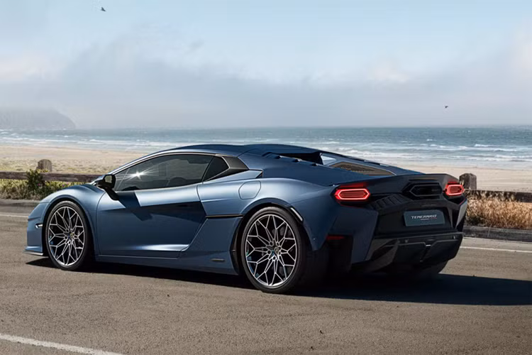 Mohr cho biết Lamborghini thậm chí còn thảo luận ngắn gọn về khả năng tạo ra động cơ V10 mới nhưng đã bác bỏ ý tưởng này sau khi nhận ra rằng hãng sẽ phải hy sinh 20% công suất để đáp ứng các quy định về khí thải trong tương lai.