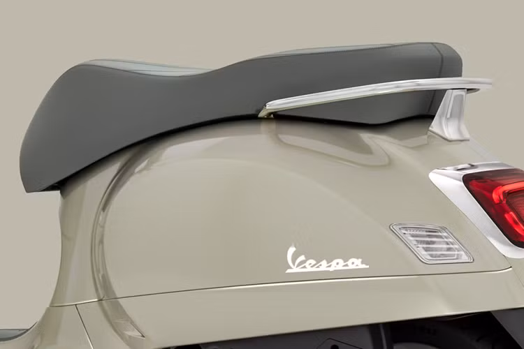 Trước đó, Vespa GTS 300 trang bị khối động cơ HPE dung tích 278 cc, làm mát bằng dung dịch, với GTS 310cc với 70% thành phần bên trong động cơ được thay đổi hoặc nâng cấp, trong đó xi-lanh tăng kích thước từ 63 mm lên 70 mm, dung tích tăng từ 278 lên 310 cc; công suất cực đại hơn 25 mã lực, mô-men xoắn được cải thiện ở những dài tua thấp.