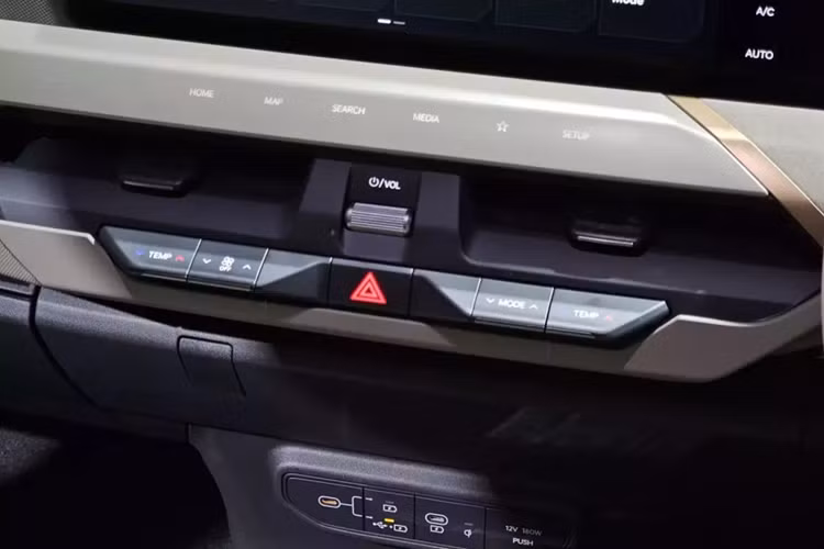 Ngoài ra, bản tiêu chuẩn của Kia EV5 ở Thái Lan còn có những trang bị tiện nghi khác như ghế bọc da tổng hợp, ghế lái chỉnh điện, vô lăng bọc da chỉnh 4 hướng, điều hòa tự động 2 vùng, kết nối Apple CarPlay/Android Auto không dây và hệ thống âm thanh 6 loa.