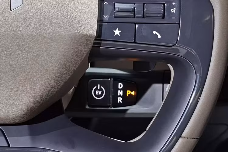 Những trang bị như gương chiếu hậu chống chói tự động, sạc điện thoại không dây, ghế phụ lái chỉnh điện và đèn viền trang trí nội thất sẽ chỉ dành cho các bản cao cấp. Riêng bản cao cấp nhất sẽ có thêm ghế lái Relaxation chỉnh điện/sưởi/làm mát/massage/nhớ vị trí,