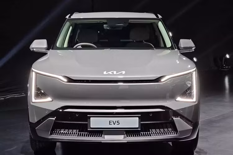 Lần đầu tiên ra mắt toàn cầu vào hồi tháng 8/2023, Kia EV5 được phát triển dựa trên cơ sở gầm bệ E-GMP dành riêng cho ô tô điện của tập đoàn Hyundai, tương tự EV6 và EV9. Mẫu xe này được định vị trong phân khúc SUV điện hạng C với kích thước dài x rộng x cao lần lượt 4.615 x 1.875 x 1.715 mm và chiều dài cơ sở 2.750 mm.