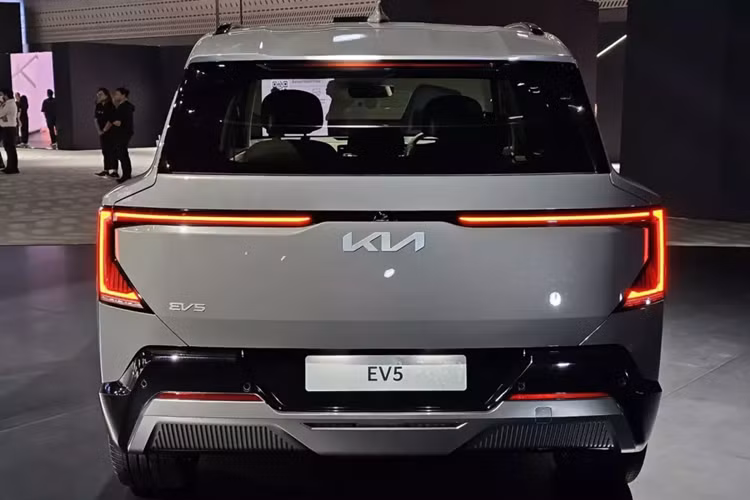 Các bản cao cấp sẽ có thêm các tính năng an toàn như cảnh báo điểm mù, cảnh báo/tránh va chạm với phương tiện cắt ngang khi lùi và cảnh báo phương tiện đến gần khi mở cửa. Hiện chưa rõ sau Thái Lan, Kia EV5 có được bán ở những thị trường Đông Nam Á khác như Việt Nam hay không.
