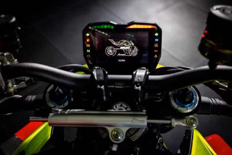 Hiện tại, 1 trong 2 chiếc Ducati Streetfighter V4 Lamborghini tại Malaysia đã tìm được chủ nhân. Giá xe Ducati Streetfighter V4 Lamborghini được cho là lên đến 460.900 RM (khoảng 2,39 tỷ đồng).