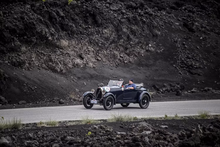 Trong suốt hành trình 1.000 km của mình, các vị khách của hành trình Bugatti tại Sicily đã có cơ hội trải nghiệm sự kết hợp giữa vẻ đẹp, văn hóa và lịch sử lần đầu tiên diễn ra ở Sicily và cuộc đua Targa Florio huyền thoại.