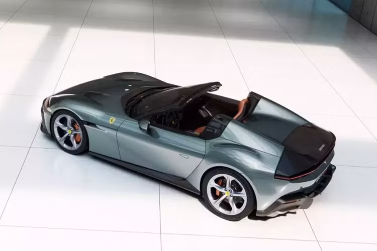 Chỉ biết rằng tại thị trường nước ngoài, Ferrari 12Cilindri có giá 395.000 euro (tương đương khoảng 10,78 tỷ đồng) cho bản coupe và 435.000 euro (khoảng 11,87 tỷ đồng) đối với bản mui trần, vì thế, nhiều khả năng Ferrari 12Cilindri sẽ có giá trên 40 tỷ đồng khi cập bến Việt Nam.