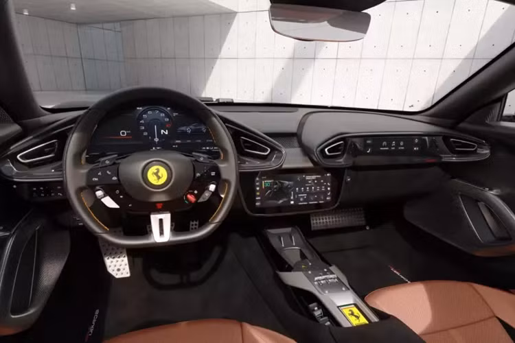 Bộ sưu tập siêu xe Ferrari của "Qua" Vũ sắp cán mốc 40 xe, vì thế, sự bổ sung Ferrari 12Cilindri sẽ rất phù hợp trong đội hình ngựa chồm với các cổ máy V8 chiếm đa số. Nếu ưng mức giá bán của xe Ferrari 12Cilindri tại Việt Nam, vẫn không rõ là ông Vũ sẽ chọn mua bản coupe hay mui trần